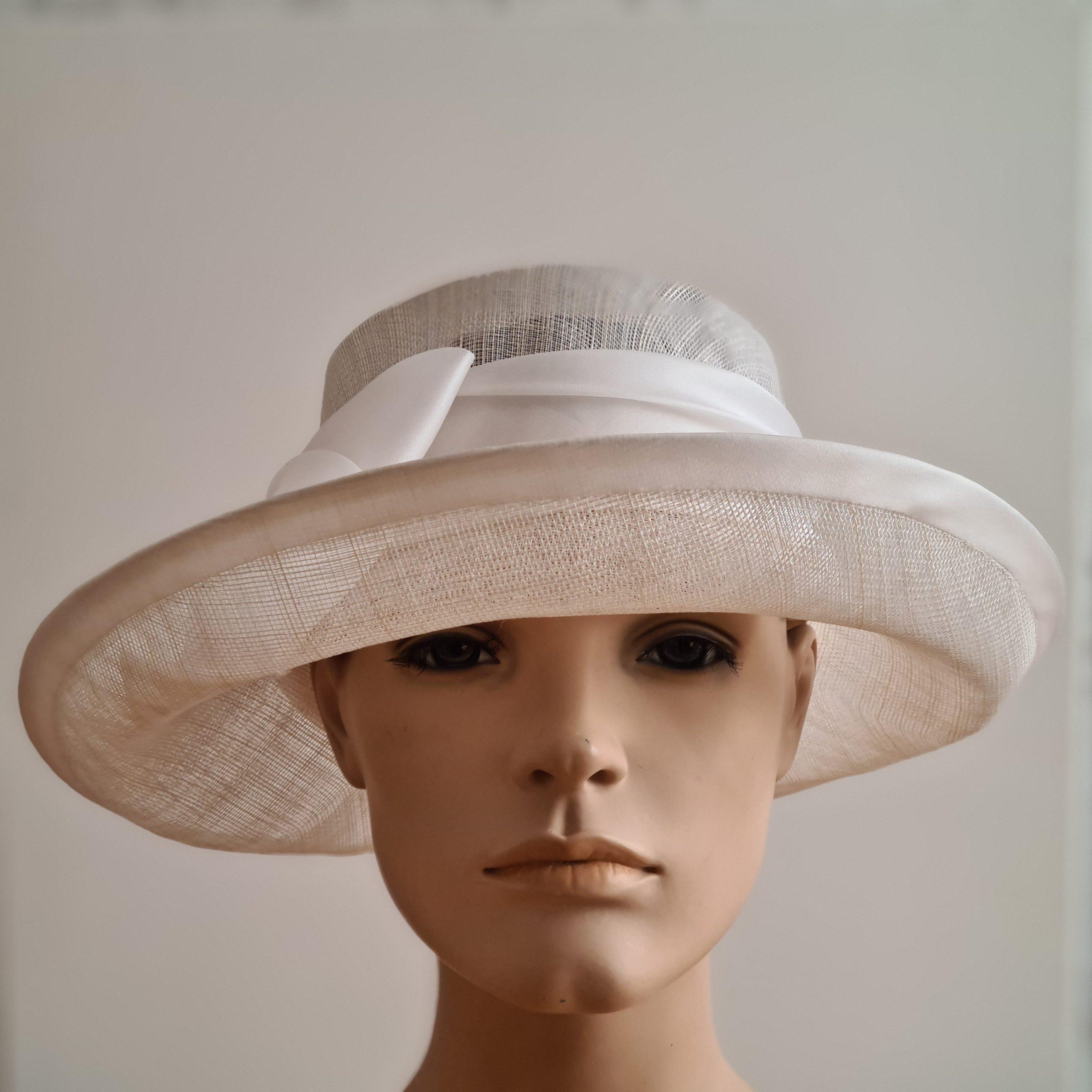eleganter Strohhut in weiß
