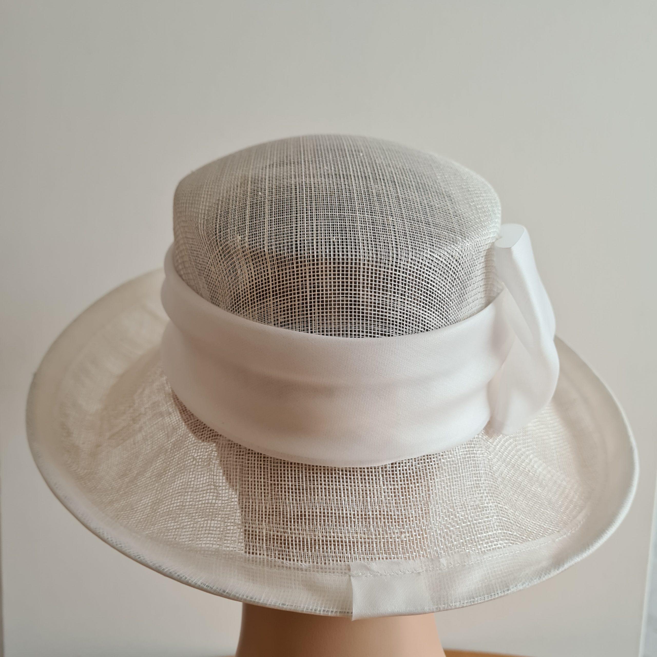 Rückseite Strohhut elegant mit transparentem Band Ton in Ton
